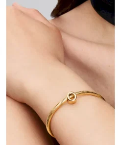 Alternative view of Letter O Alphabet Charm